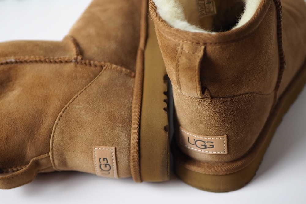 cizme ugg detaliu spate cu marca