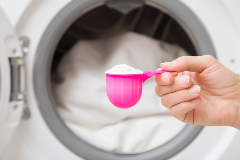 cupa cu detergent cu oxigen activ pentru curatare pete la masina de spalat haine