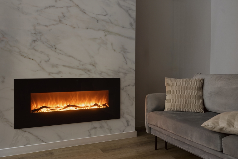 semineu electric pe perete din marmura langa canapea in living