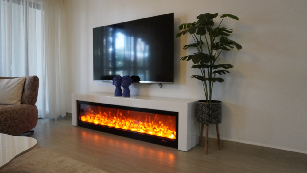 semineu electric minimalist in living cu televizor si planta
