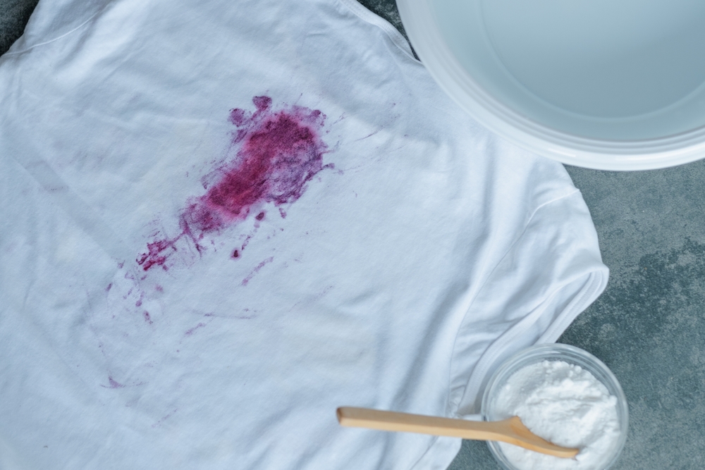curatare tricou alb patat de strguri cu otet si bicarbonat