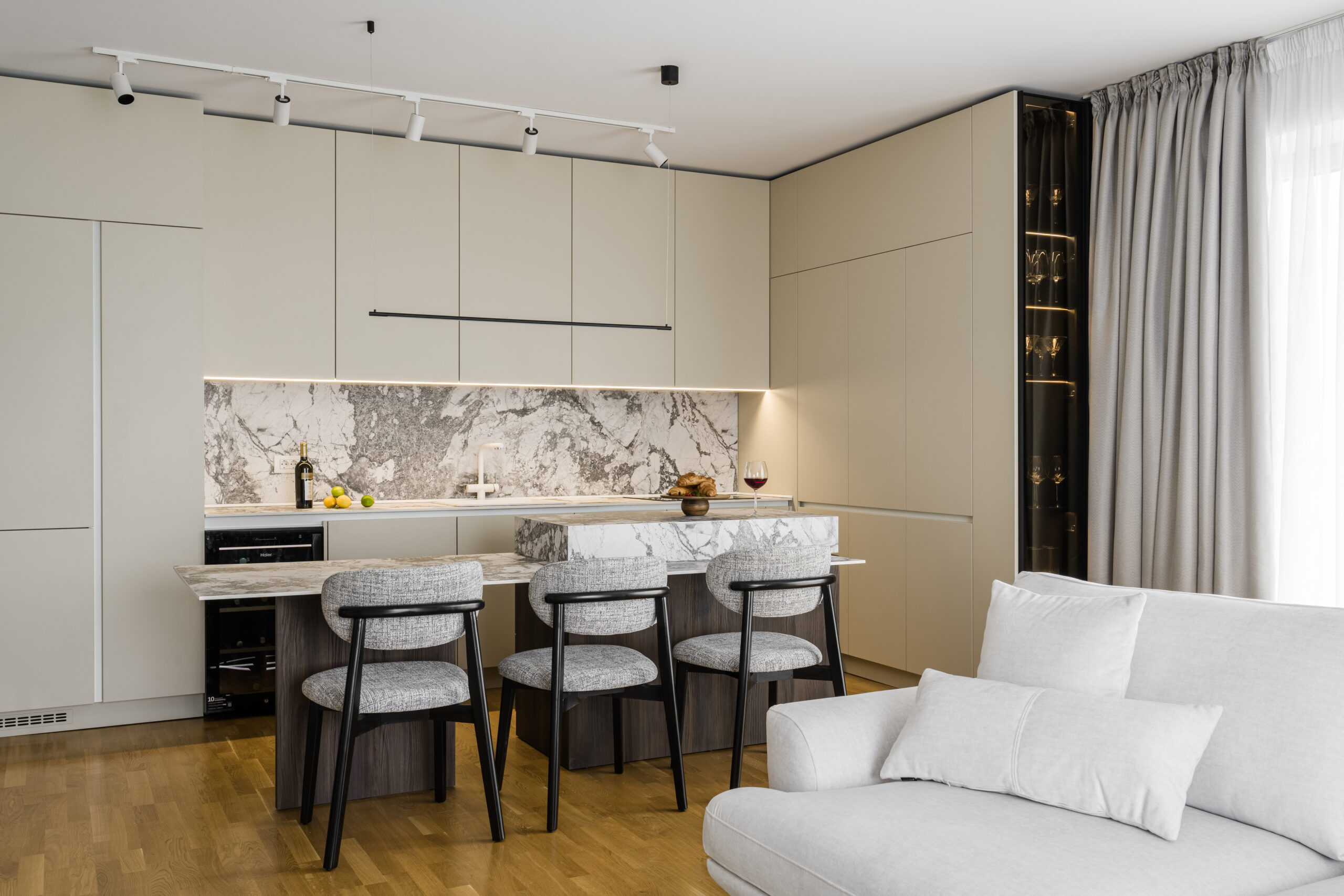 amenajare living open space cu marmura si mobilier bej