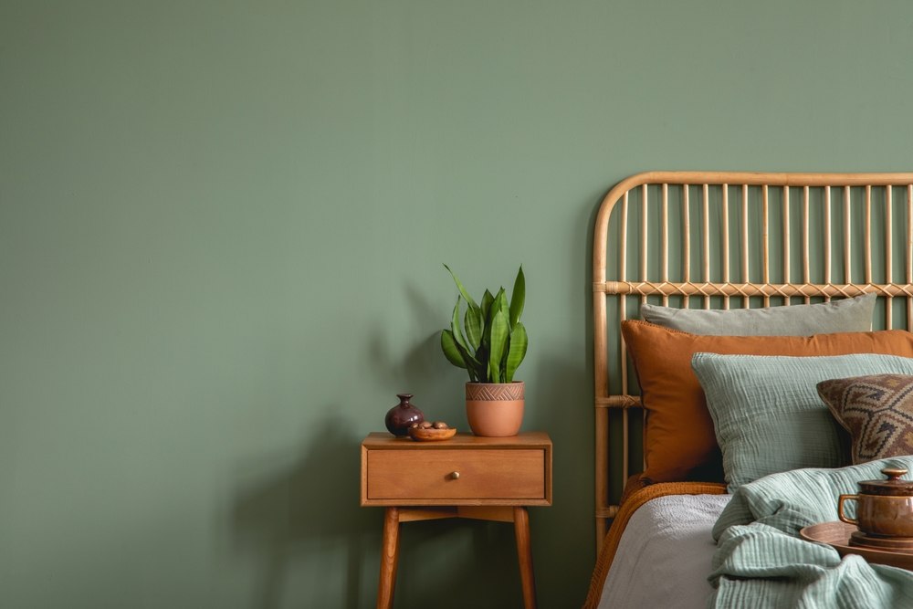 dormitor modern si cozy in nuante de verde cu pat din lemn