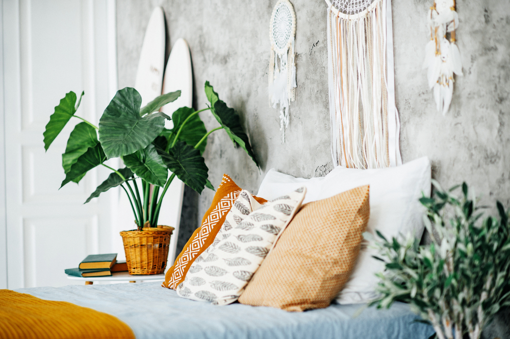 dormitor boho chic idee amenajare cu perne, pante si elemente din diverse culturi