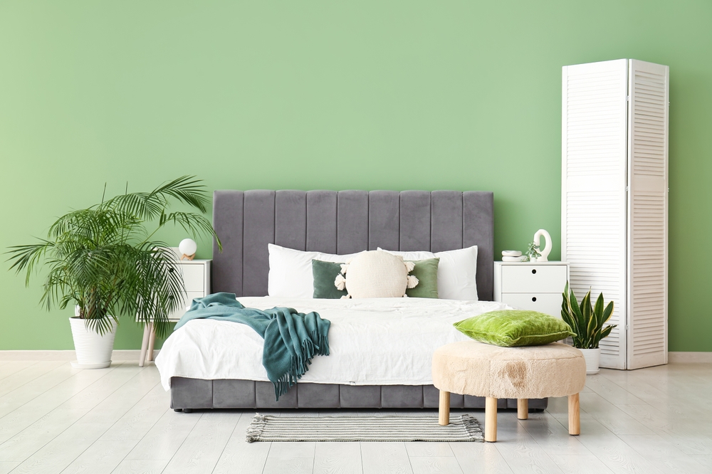 dormitor cozy amenajat in nuante de verde