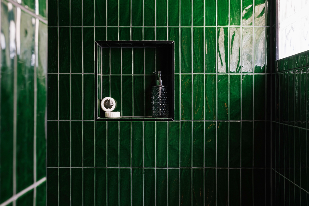 placi ceramice glazurate de culoare verde in amenajare moderna in baie