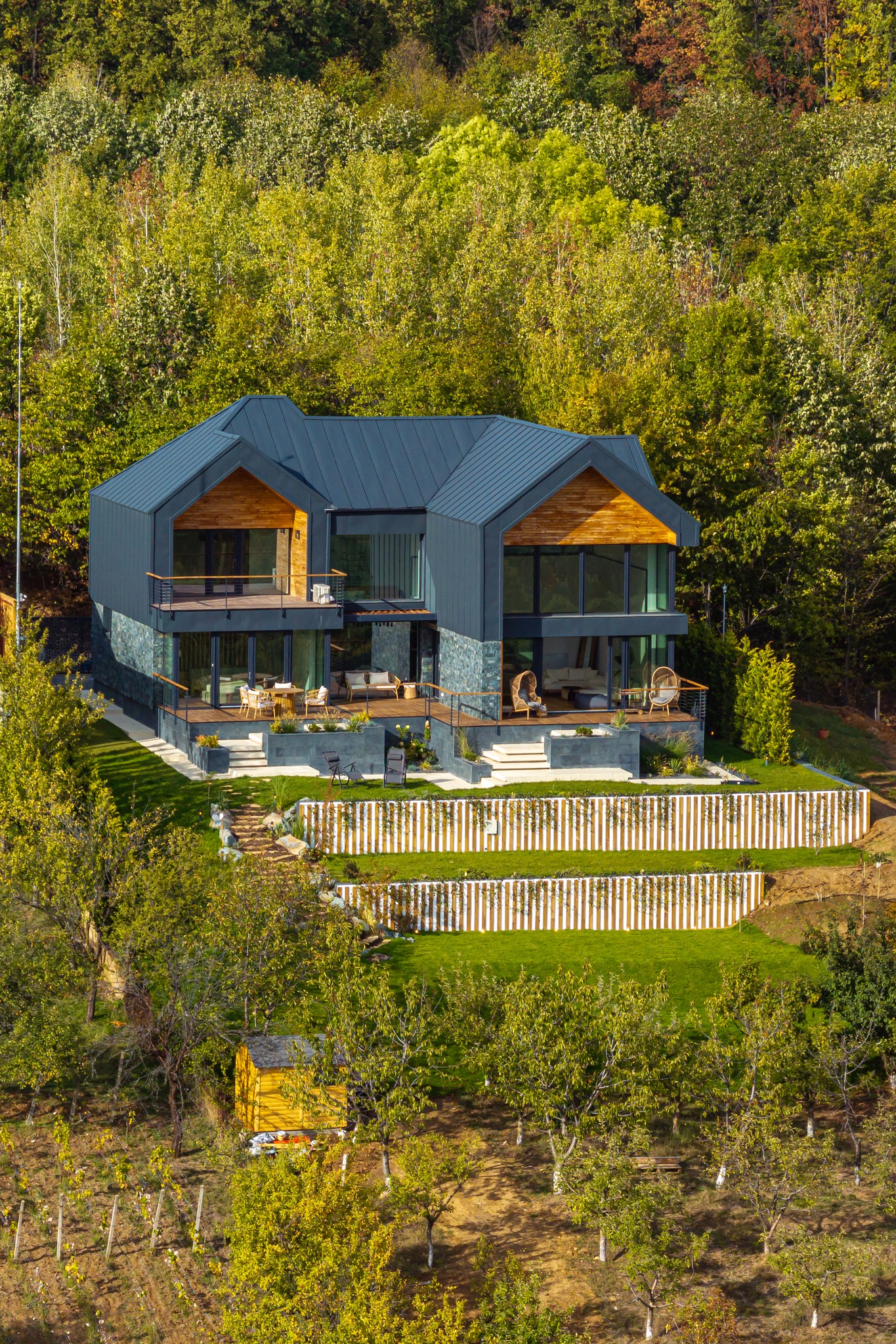 Dormi îmbrățișat de natură într-un loc care-ți oferă totul