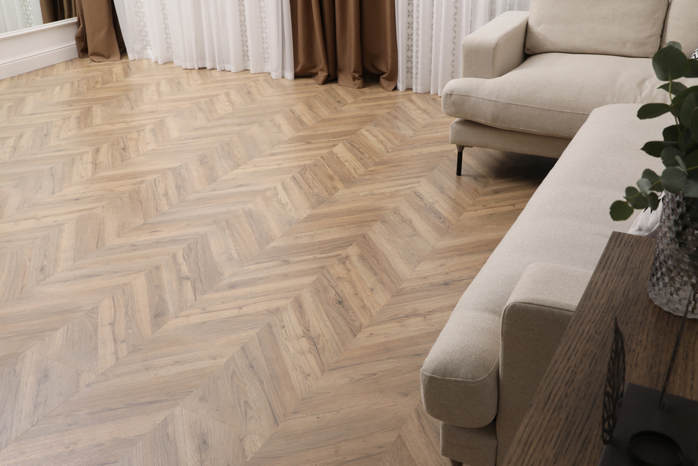 parchet lemn natural cu canapea in living