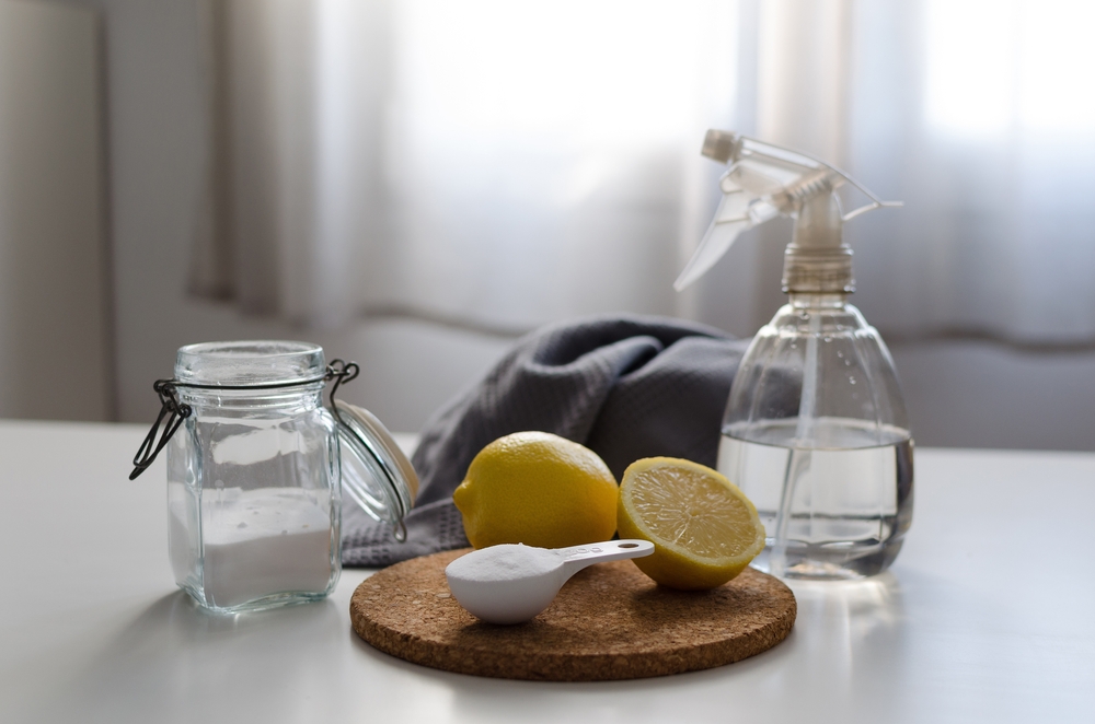 solutii naturale anti mucegai lamaie otet bicarbonat de sodiu asezate pe o masa alba pregatite pentru folosire cu pulverizator