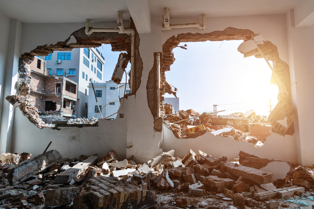 demolare perete balcon deschis vedere din interiorul unui apartament catre exterior cu resturi de constructie