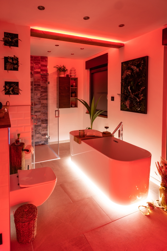 lumina rosie in baie atmosfera relaxanta ca de spa cordon luminos in jurul cazii