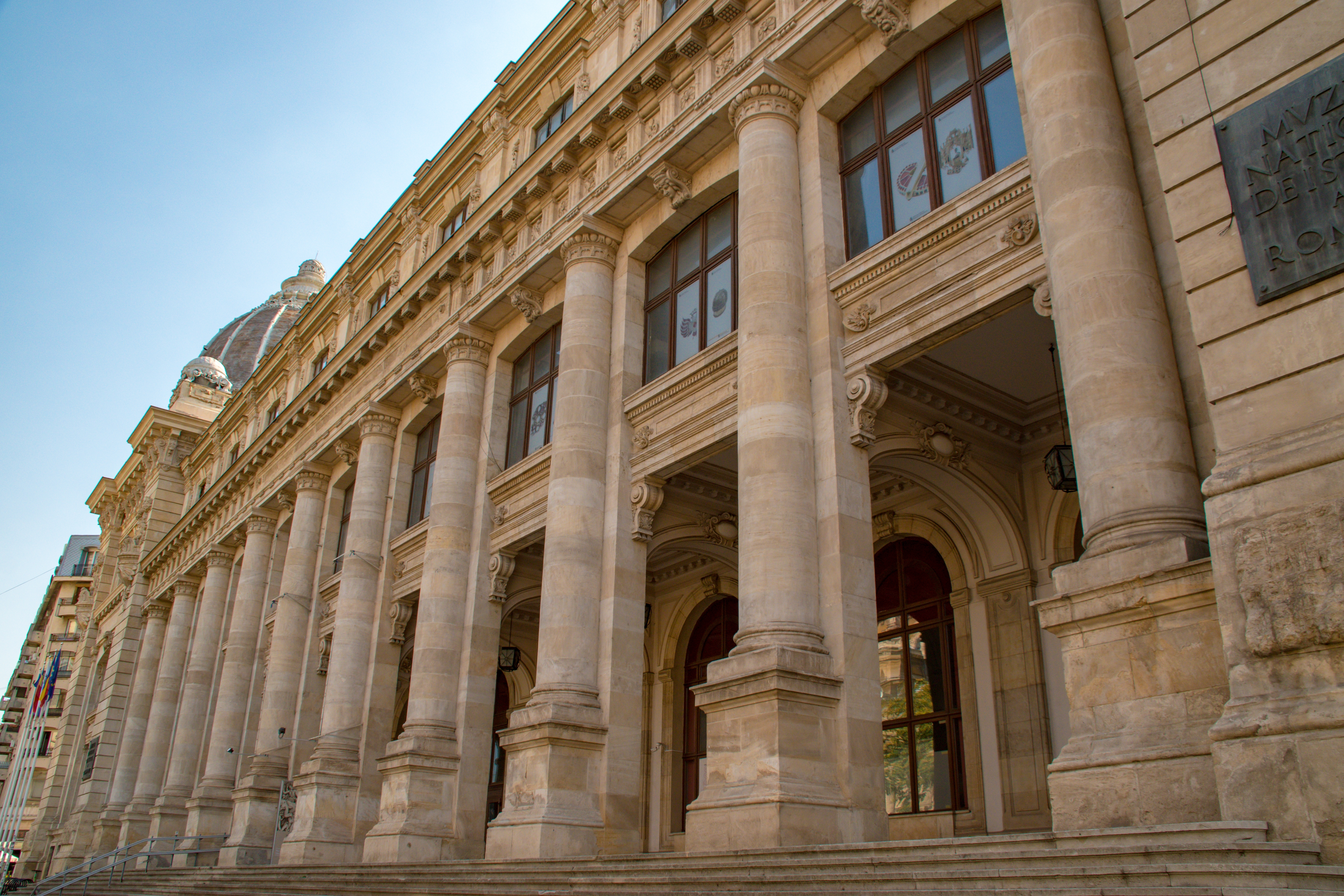 fatada coloane cladire muzeul national de istorie bucuresti cer senin