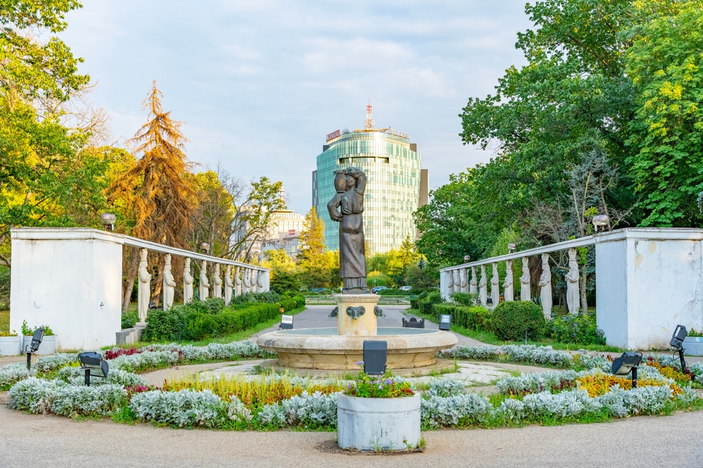 intrare parc herastrau bucuresti alee cu statui copaci frunze verzi locuri instagramabile bucuresti