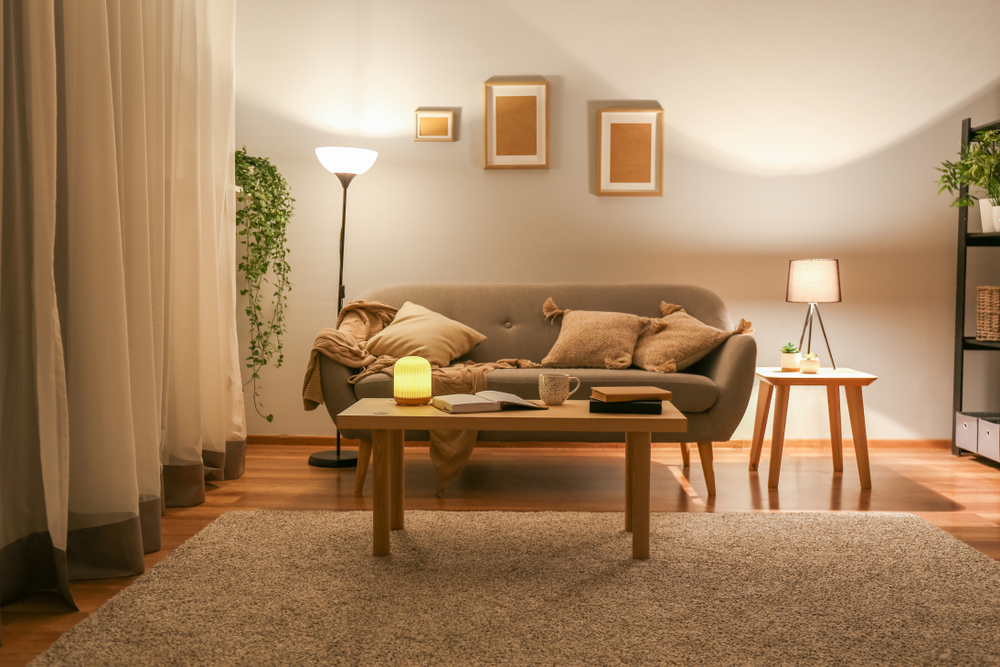 lampa cu bec intensitate lumina ajustabila in living cu canapea