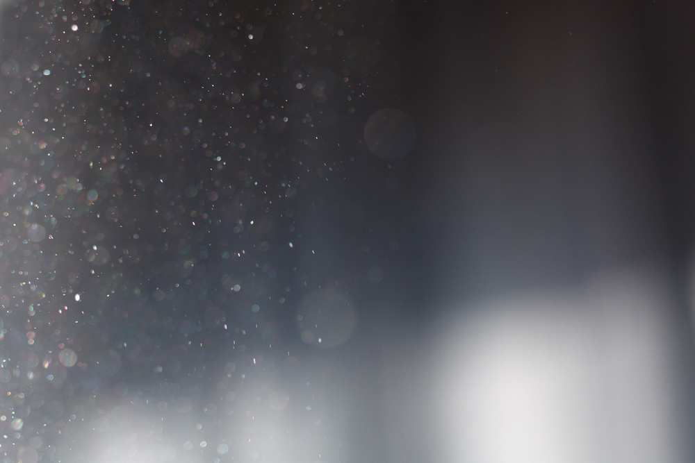 praf particule vizibile in lumina