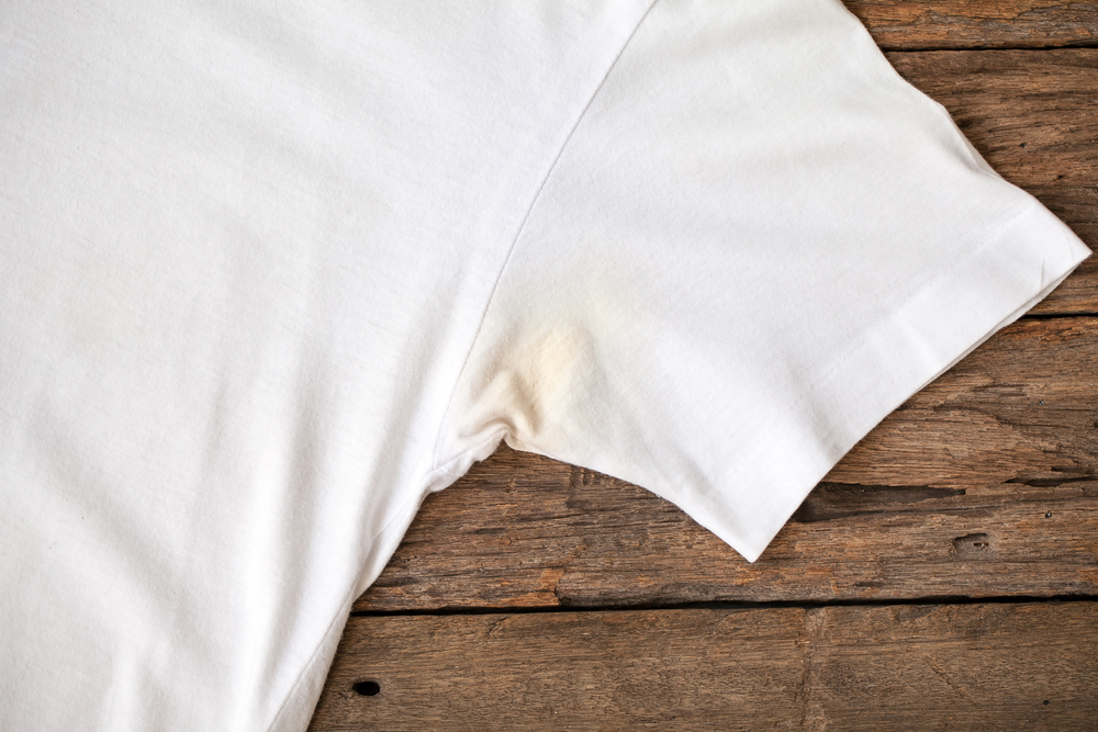 pete galbene pe tricou alb la subrat
