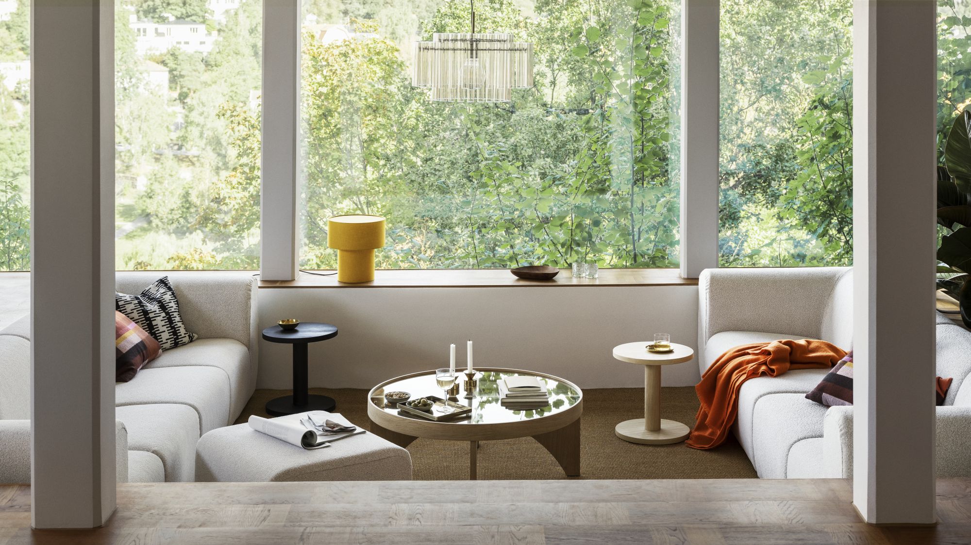 amenajare colectie ikea stockholm 2025 piese de mobilier canapea alba covor maro ferestre mari peisaj natura copaci cu frunze verzi