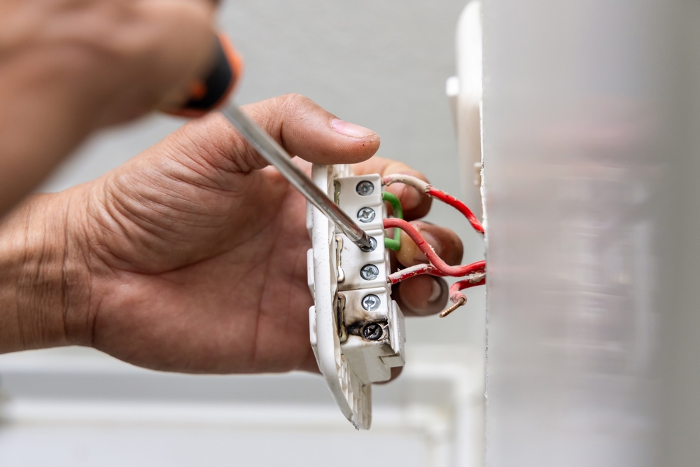 verificare priza de catre electrician