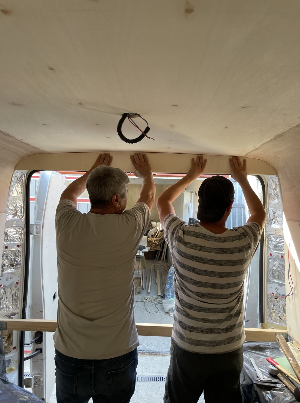 Inițial, cuplul a locuit la sat, la părinții lui Dorin, cât au finalizat proiectul