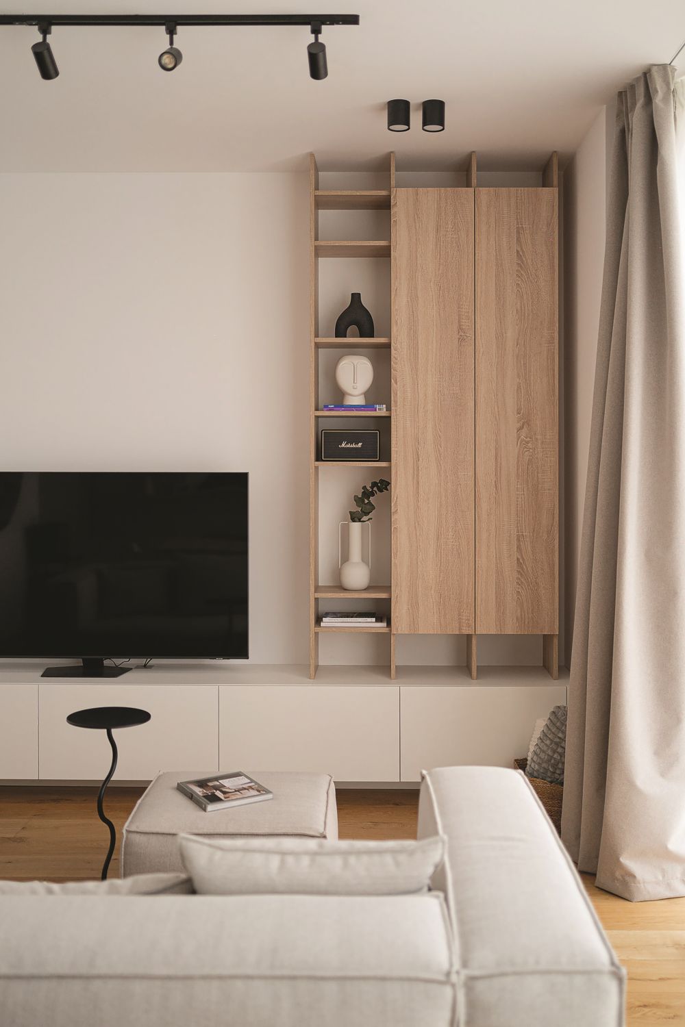 amenajare casa living nuante neutre parchet lemn mobilier alb