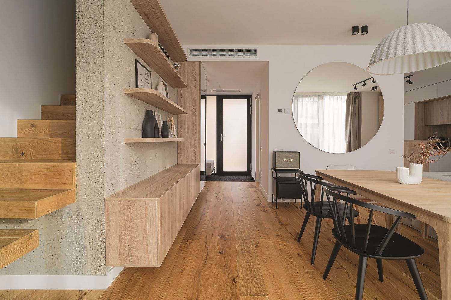 amenajare casa open space dining scari lemn perete beton bucatarie