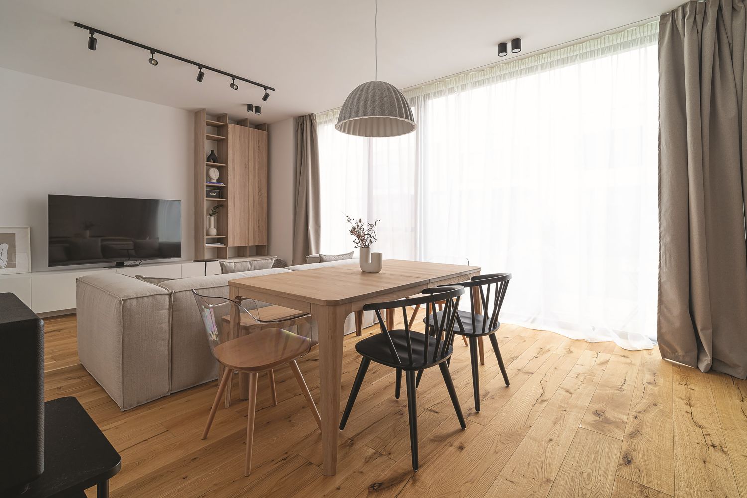 amenajare living si dining open space masa cu scaune