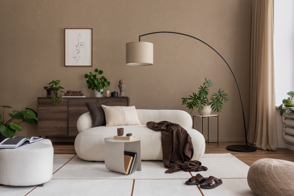 cu ce asortam draperiile in living amenajare nuante neutre pamantii draperii bej capuccino perete vopsit ocru capuccino maro covor alb canapea alba
