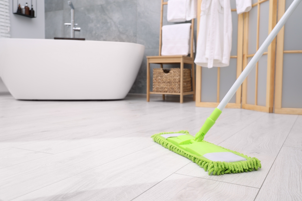 parchet baie curatare cu mop