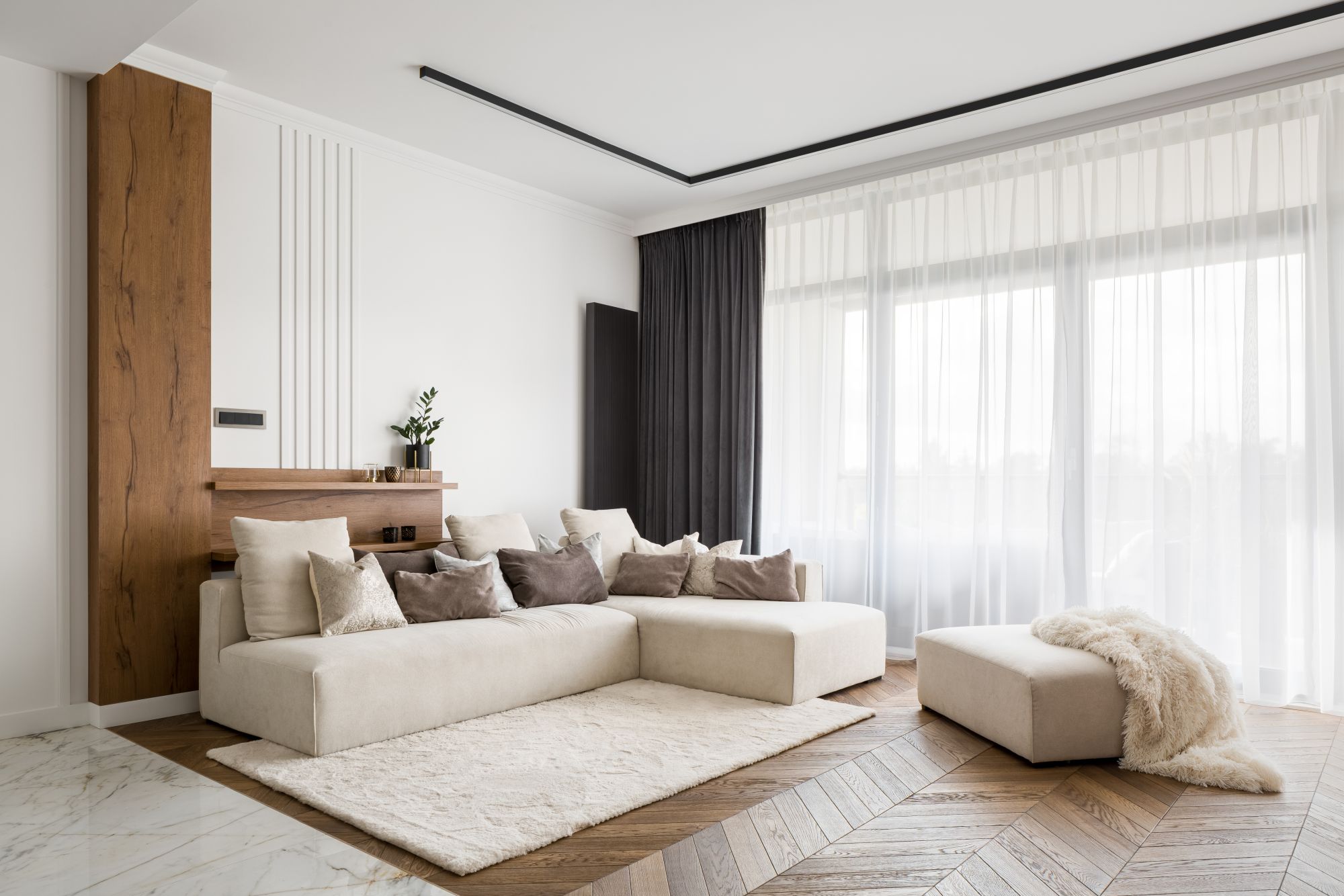 draperii accent gri amenajare nuante deschise neutre parchet lemn natur canapea crem covor crem