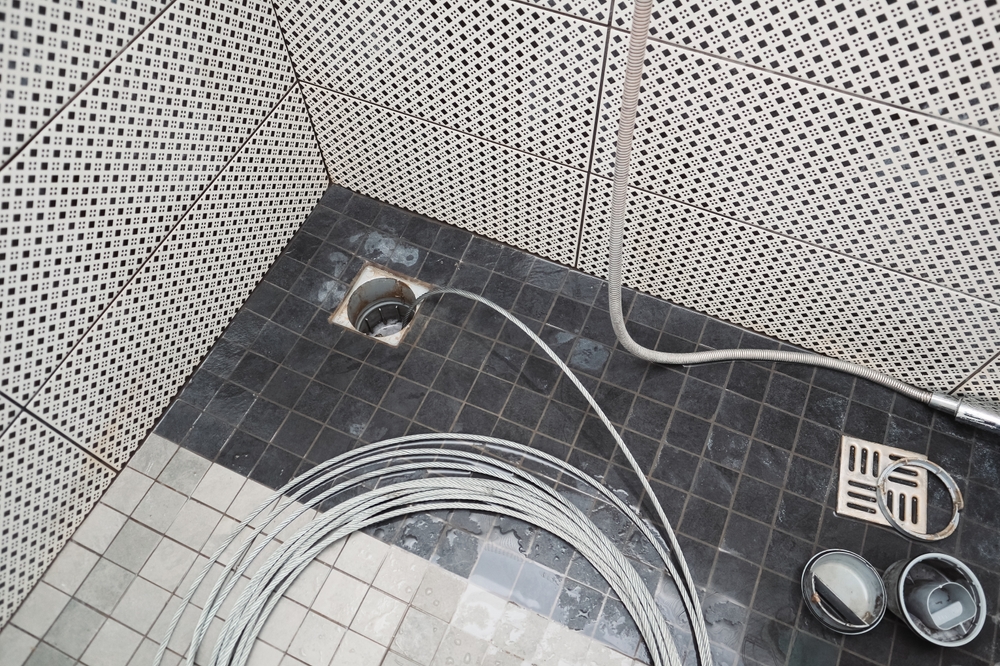 etape renovare apartament inlocuire instalatii baie cabluri