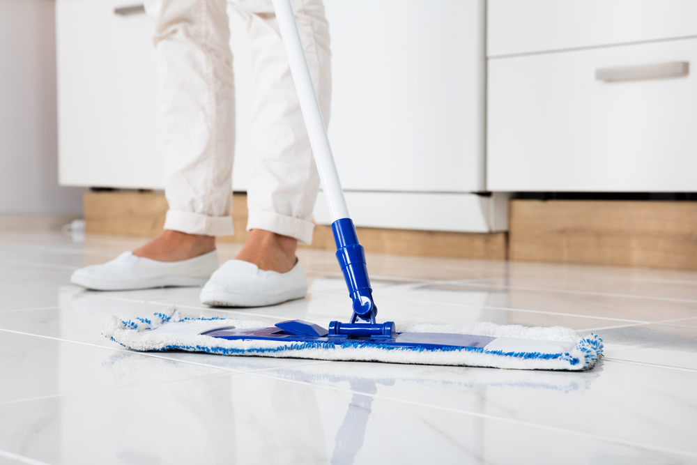 gresie curatata de catre femeie cu mop