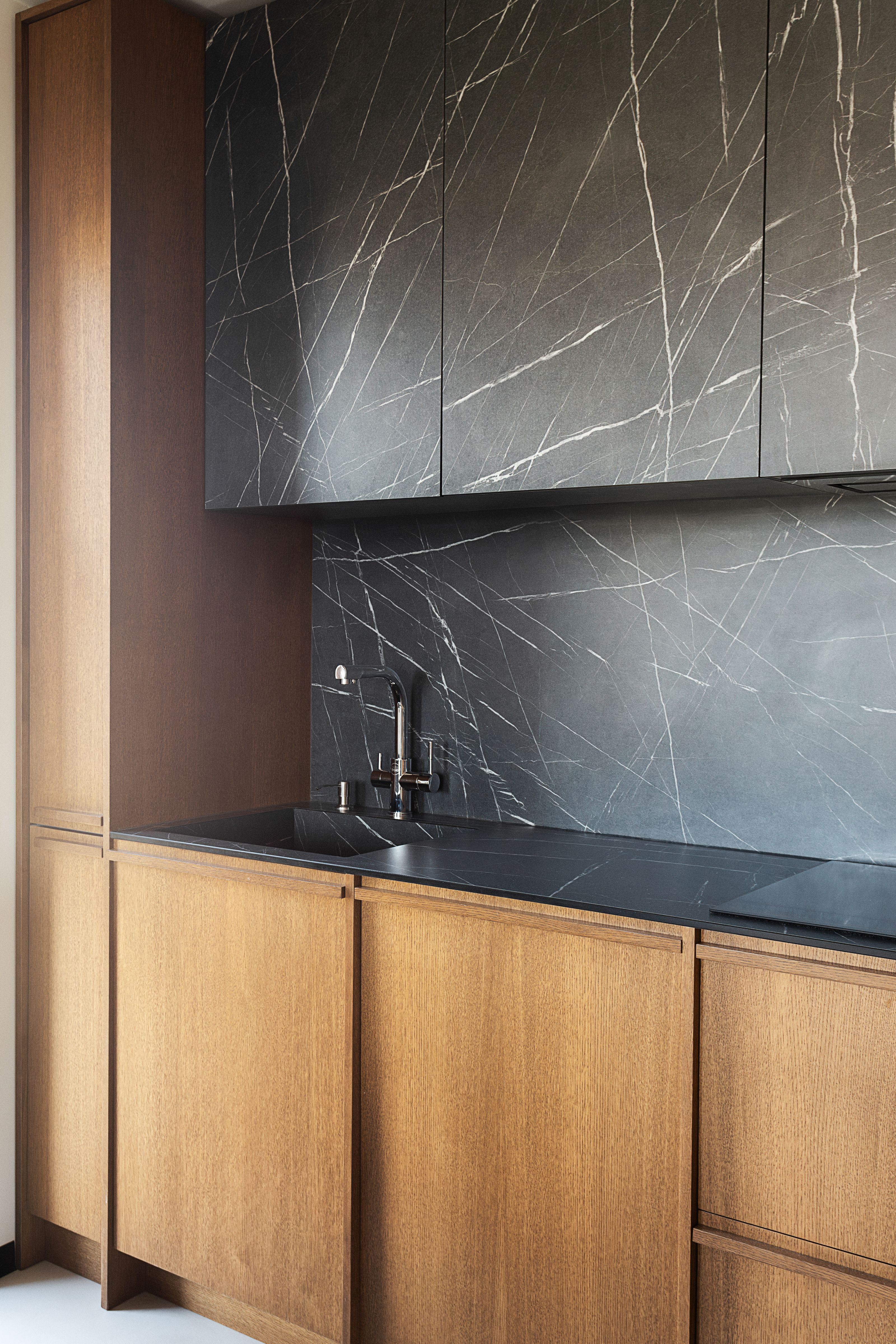 amenajare bucatarie mobilier lemn marmura neagra stil minimalist