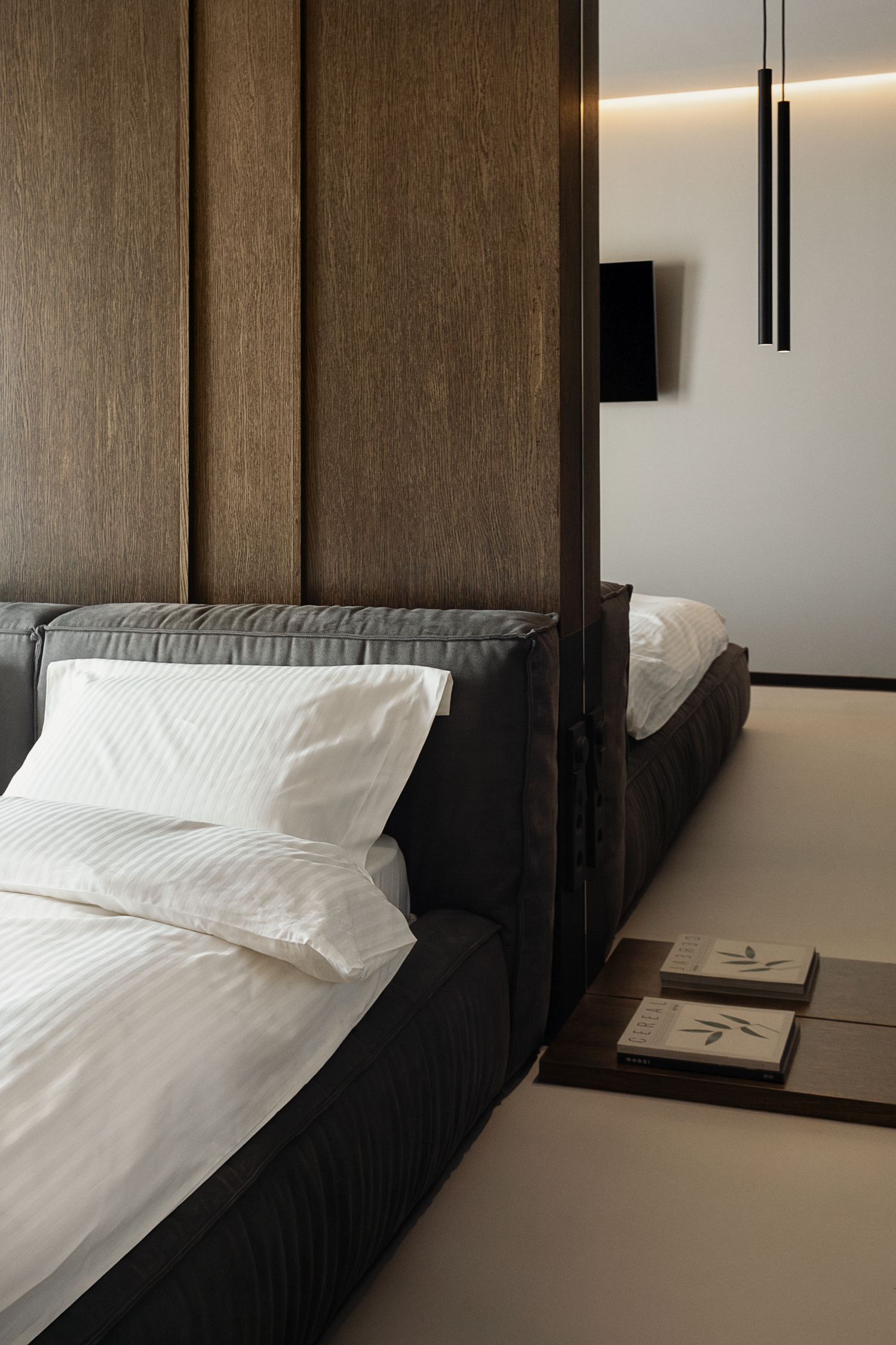 amenajare dormitor modern minimalist panou de perete din lemn