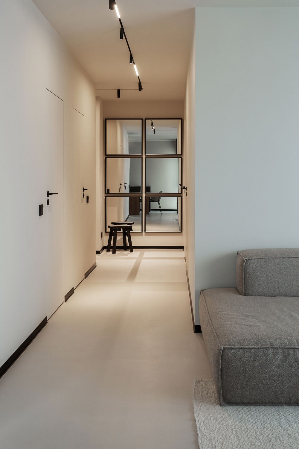amenajare stil modern minimalist usi filomuro hol alb