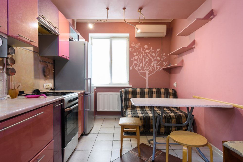 apartament confort 3 bucatarie veche colorata in roz