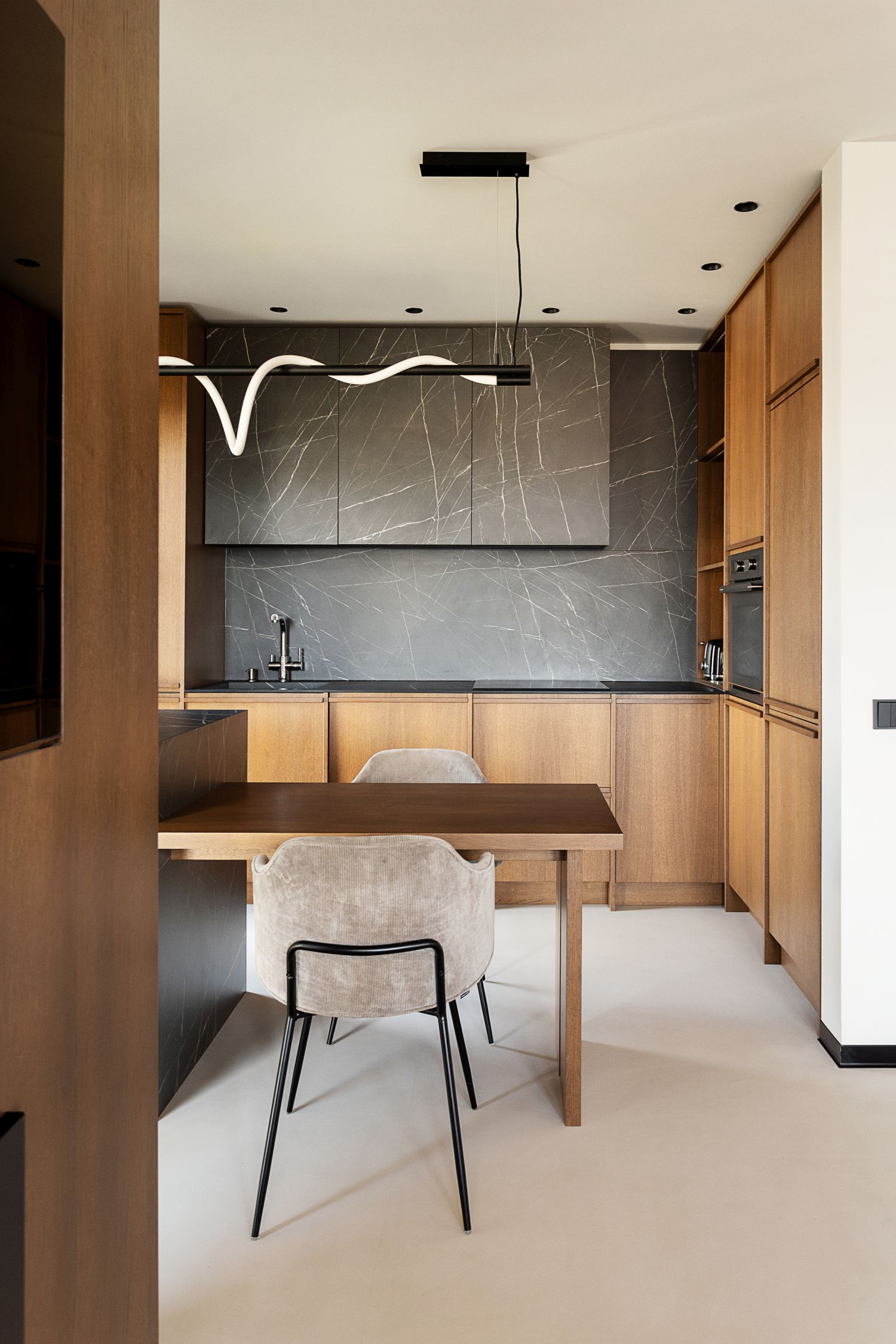 bucatarie mobilier din lemn si marmura neagra