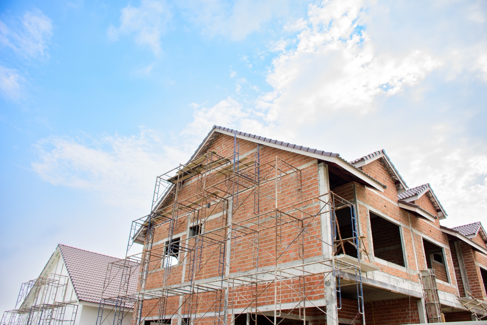 casa la rosu in constructie