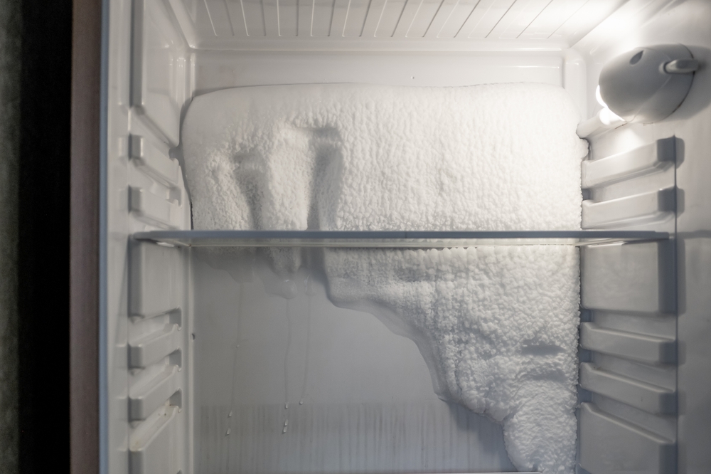gheata in frigider temperatura mica